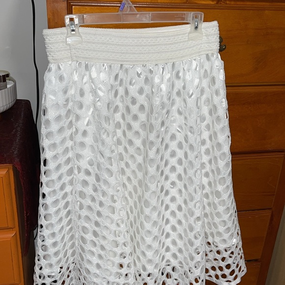 White colored skirt with stretchy waist band. - Picture 3 of 6